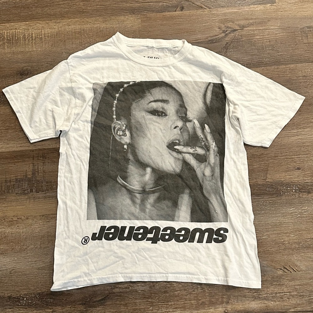 Ariana grande T shirt